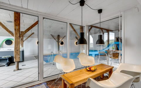 Cornelius - 900M from the Sea: Appartement, Schaduw, Balkon, Stoel, Hek, Buitenmeubels, Aluminium, Kunstgras