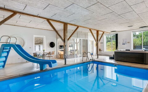 Cornelius - 900M from the Sea: Appartement, Schaduw, Balkon, Stoel, Hek, Buitenmeubels, Aluminium, Kunstgras