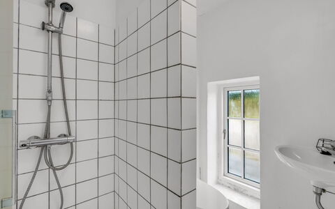 Cornelius - 900M from the Sea: Muur, Flooring, Interieur Ontwerp, Verdieping, Loodgieterswerkinrichting, Badkamer, Tegel, Loodgieter, Daylighting