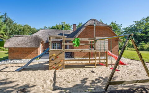 Thana - 1.4Km from the Sea: Dak, Huis, Huis, Verblijf, Siding, Landgoed, Oprit, Garden Gebouwen, Werf, Schuur