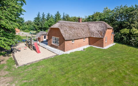 Thana - 1.4Km from the Sea: Dak, Huis, Huis, Verblijf, Siding, Landgoed, Oprit, Garden Gebouwen, Werf, Schuur