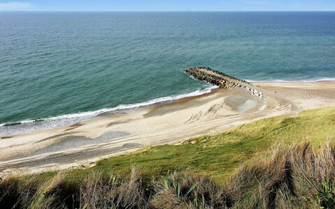 Ena - 75M from the Sea: Hout, Dak, Architectuur, Huis, Huis, Verblijf, Siding, Hardwood, Helling, Landgoed