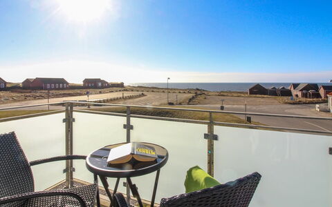 Ena - 75M from the Sea: Hout, Dak, Architectuur, Huis, Huis, Verblijf, Siding, Hardwood, Helling, Landgoed