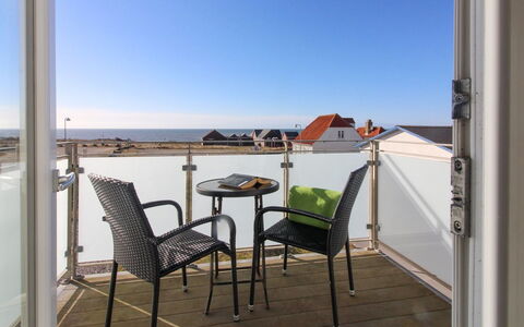 Ena - 75M from the Sea: Hout, Dak, Architectuur, Huis, Huis, Verblijf, Siding, Hardwood, Helling, Landgoed