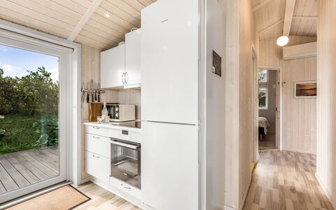 Tanna - 330M to the Fjord: Hout, Major Appliance, Flooring, Verdieping, Interieur Ontwerp, Toestel Van De Keuken, Keuken, Plafond, Houten Vloer, Huishoudapparatuur