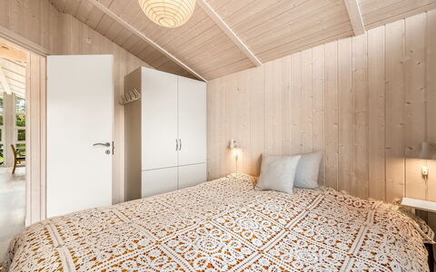Tanna - 330M to the Fjord: Flooring, Interieur Ontwerp, Verdieping, Hout, Plafond, Slaapkamer, Meubilair, Verlichting, Kamer, Bed