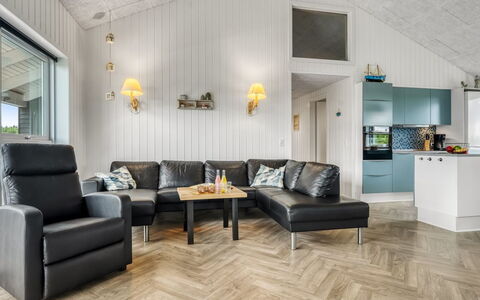 Markku - 400M from the Sea: Interieur Ontwerp, Meubilair, Hout, Flooring, Bankstel, Plafond, Woonkamer, Verdieping, Huis, Verlichting