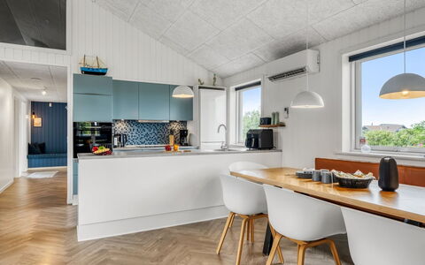 Markku - 400M from the Sea: Interieur Ontwerp, Flooring, Meubilair, Keuken, Countertop, Plafond, Hout, Verdieping, Lichte Inrichting, Keuken En Eettafel