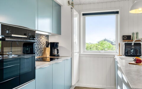 Markku - 400M from the Sea: Toestel Van De Keuken, Keuken, Major Appliance, Countertop, Interieur Ontwerp, Hout, Fornuis, Cabinetry, Flooring, Huishoudapparatuur