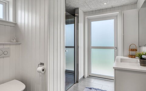 Markku - 400M from the Sea: Muur, Flooring, Hout, Verdieping, Loodgieterswerkinrichting, Interieur Ontwerp, Plafond, Wastafel, Loodgieter, Badkamer