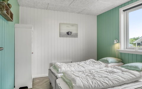 Markku - 400M from the Sea: Slaapkamer, Bed, Laken, Hout, Bedding, Interieur Ontwerp, Verdieping, Plafond, Flooring, Bed Frame