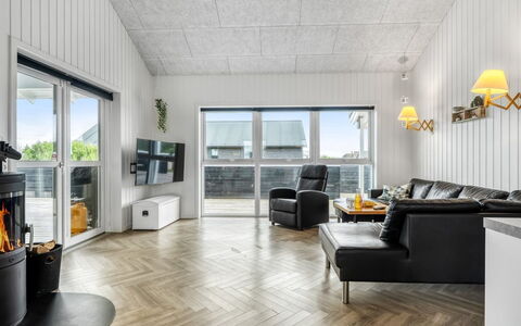 Markku - 400M from the Sea: Flooring, Interieur Ontwerp, Plafond, Hout, Verdieping, Meubilair, Lichte Inrichting, Verlichting, Woonkamer, Kamer