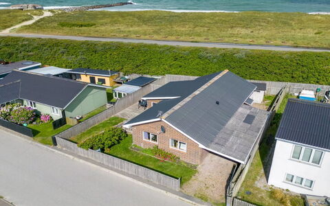 Heming - 100M from the Sea: Gras, Huis, Dak, Huis, Verblijf, Struik, Land Lot, Landelijk Gebied, Boerderij, Groundcover