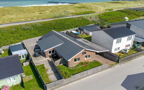 Heming - 100M from the Sea: Gras, Huis, Dak, Huis, Verblijf, Struik, Land Lot, Landelijk Gebied, Boerderij, Groundcover
