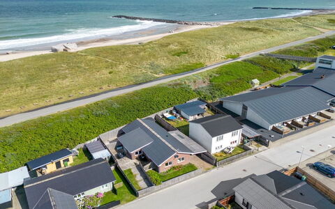 Heming - 100M from the Sea: Gras, Huis, Dak, Huis, Verblijf, Struik, Land Lot, Landelijk Gebied, Boerderij, Groundcover