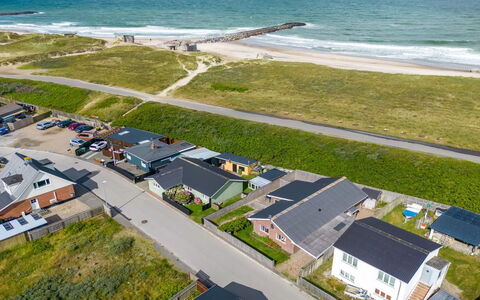 Heming - 100M from the Sea: Gras, Huis, Dak, Huis, Verblijf, Struik, Land Lot, Landelijk Gebied, Boerderij, Groundcover