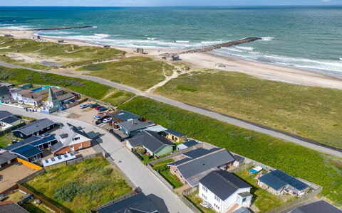 Heming - 100M from the Sea: Gras, Huis, Dak, Huis, Verblijf, Struik, Land Lot, Landelijk Gebied, Boerderij, Groundcover