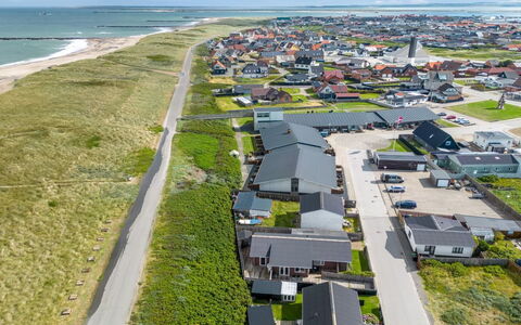 Heming - 100M from the Sea: Gras, Huis, Dak, Huis, Verblijf, Struik, Land Lot, Landelijk Gebied, Boerderij, Groundcover