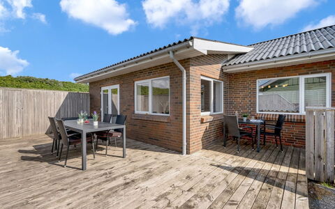 Heming - 100M from the Sea: Gras, Huis, Dak, Huis, Verblijf, Struik, Land Lot, Landelijk Gebied, Boerderij, Groundcover