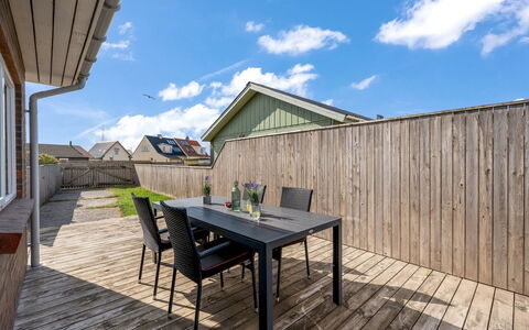 Heming - 100M from the Sea: Gras, Huis, Dak, Huis, Verblijf, Struik, Land Lot, Landelijk Gebied, Boerderij, Groundcover