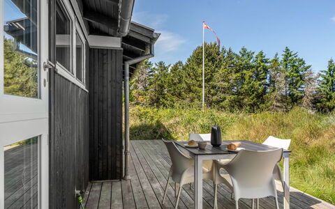 Resi - 400M from the Sea: Hout, Land Lot, Hardwood, Plank, Veranda, Dek, Verblijf, Stoel, Schaduw, Beits