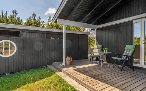 Resi - 400M from the Sea: Hout, Huis, Samengesteld Materiaal, Siding, Backyard, Plank, Tuin, Hardwood, Werf, Beton