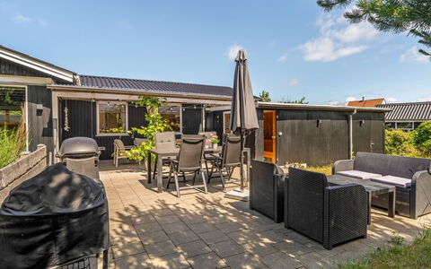 Resi - 400M from the Sea: Huis, Huis, Dak, Woongebied, Deur, Verblijf, Schaduw, Landgoed, Tuin, Siding