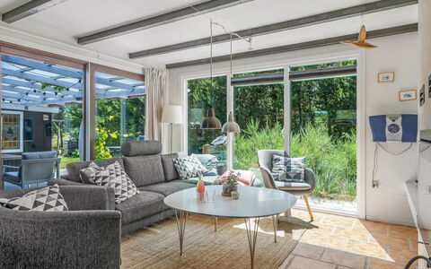 Resi - 400M from the Sea: Meubilair, Bankstel, Interieur Ontwerp, Tafel, Stoel, Huis, Woonkamer, Koffietafel, Appartement