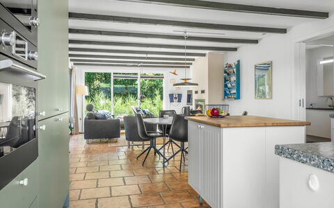 Resi - 400M from the Sea: Meubilair, Flooring, Hout, Interieur Ontwerp, Keuken, Verdieping, Plafond, Countertop, Stoel, Kamer