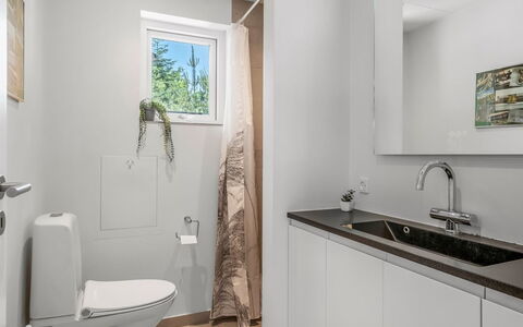 Resi - 400M from the Sea: Flooring, Muur, Interieur Ontwerp, Loodgieterswerkinrichting, Verdieping, Wastafel, Badkamer, Kraan, Badkamerkast, Kamer