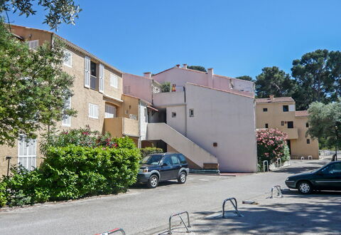 Saint Cyr sur Mer les Lecques 120: Auto, Lucht, Gebouw, Wiel, Eigendom, Fabriek, Venster, Voertuig, Boom