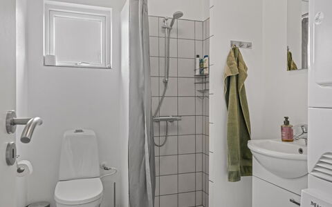 Pontus - 400M from the Sea: Wc Bril, Loodgieterswerkinrichting, Toilet, Flooring, Badkamer, Verdieping, Interieur Ontwerp, Wastafel, Loodgieter, Kamer