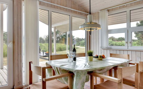 Annemia - 200M from the Sea: Meubilair, Flooring, Interieur Ontwerp, Verdieping, Hout, Eetkamer, Keuken En Eettafel, Plafond, Stoel, Tafel