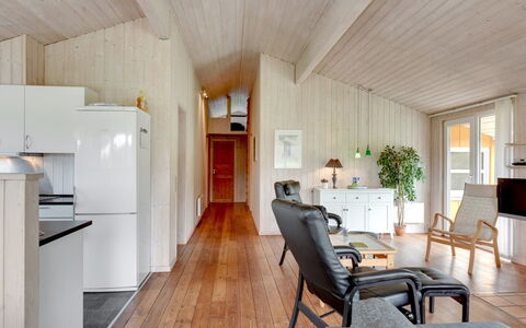Annemia - 200M from the Sea: Flooring, Hout, Interieur Ontwerp, Plafond, Verdieping, Meubilair, Houten Vloer, Kamer, Huis, Woonkamer