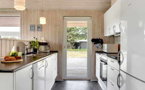 Annemia - 200M from the Sea: Keuken, Toestel Van De Keuken, Countertop, Hout, Flooring, Meubilair, Interieur Ontwerp, Major Appliance, Verdieping, Huishoudapparatuur