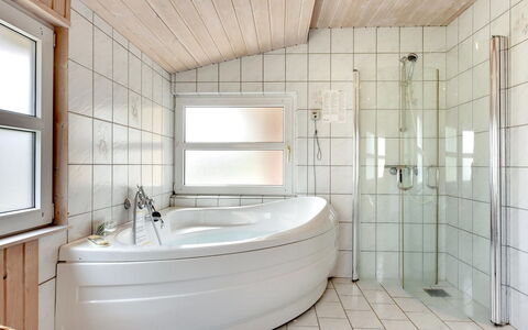 Annemia - 200M from the Sea: Flooring, Loodgieterswerkinrichting, Interieur Ontwerp, Verdieping, Badkamer, Plafond, Loodgieter, Kraan, Bad, Kamer