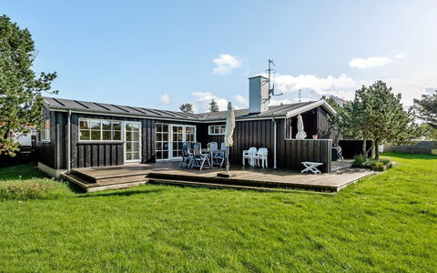 Vivina - 250M from the Sea: Hout, Dak, Architectuur, Huis, Huis, Verblijf, Siding, Hardwood, Helling, Landgoed