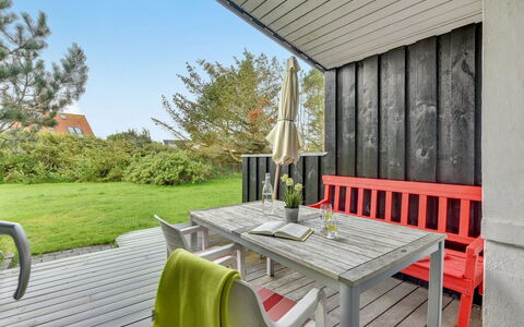 Vivina - 250M from the Sea: Hout, Dak, Architectuur, Huis, Huis, Verblijf, Siding, Hardwood, Helling, Landgoed