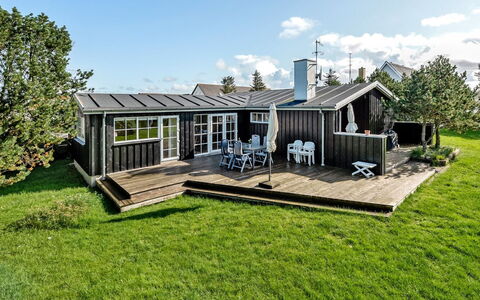 Vivina - 250M from the Sea: Hout, Dak, Architectuur, Huis, Huis, Verblijf, Siding, Hardwood, Helling, Landgoed