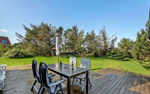 Vivina - 250M from the Sea: Hout, Dak, Architectuur, Huis, Huis, Verblijf, Siding, Hardwood, Helling, Landgoed