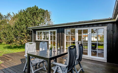 Vivina - 250M from the Sea: Hout, Dak, Architectuur, Huis, Huis, Verblijf, Siding, Hardwood, Helling, Landgoed