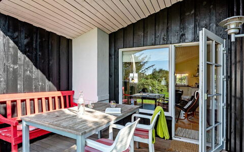 Vivina - 250M from the Sea: Hout, Dak, Architectuur, Huis, Huis, Verblijf, Siding, Hardwood, Helling, Landgoed