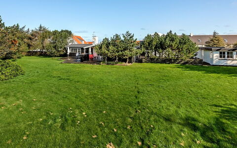 Vivina - 250M from the Sea: Hout, Dak, Architectuur, Huis, Huis, Verblijf, Siding, Hardwood, Helling, Landgoed