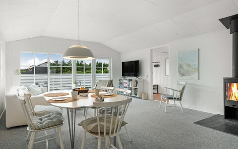 Kanerva - 350M from the Sea: Hout, Huis, Veranda, Dek, Hardwood, Dak, Beits, Houten Vloer, Eco Hotel