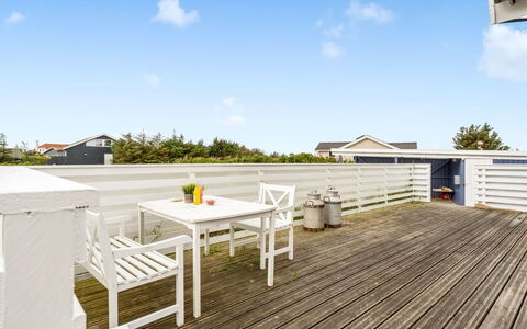 Kanerva - 350M from the Sea: Hout, Huis, Veranda, Dek, Hardwood, Dak, Beits, Houten Vloer, Eco Hotel