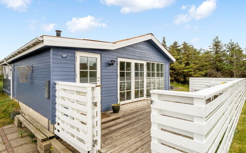 Kanerva - 350M from the Sea: Hout, Huis, Veranda, Dek, Hardwood, Dak, Beits, Houten Vloer, Eco Hotel