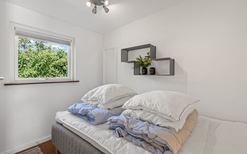 Fot - 7Km from the Sea: Bed, Slaapkamer, Interieur Ontwerp, Muur, Bedding, Laken, Meubilair, Plafond, Flooring, Verdieping