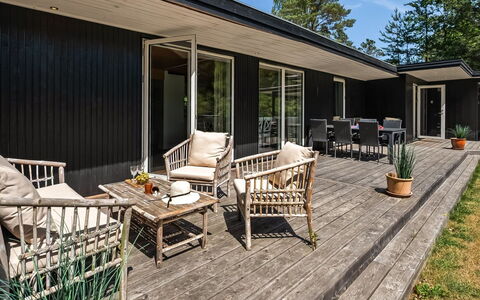 Fot - 7Km from the Sea: Hout, Huis, Huis, Verblijf, Veranda, Deur, Siding, Schaduw, Landgoed, Dek