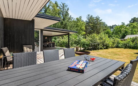 Fot - 7Km from the Sea: Meubilair, Schaduw, Buitenmeubels, Veranda, Buitentafel, Stoel, Tuin, Landscaping, Hardwood, Dek