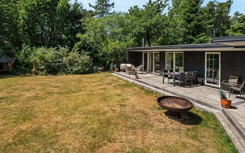 Fot - 7Km from the Sea: Gras, Huis, Huis, Struik, Woongebied, Verblijf, Tuin, Land Lot, Dak